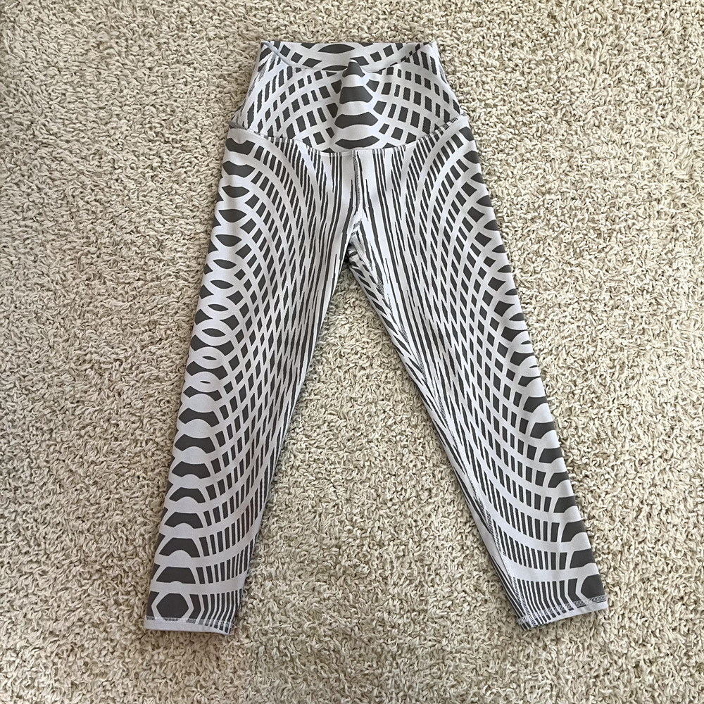 ALO Leggings Size XS Airbrush Capri Cropped Gray Abstract Yoga Gym